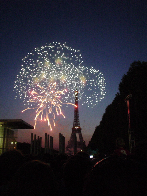 upload.wikimedia.org_wikipedia_commons_9_9f_14_july_fireworks_in_paris.jpg